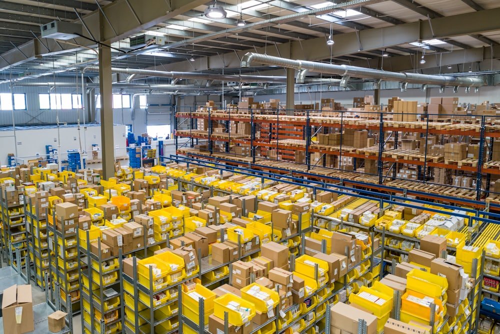 Operarios de H&A coordinando el despacho de mercadería en el depósito de Benavídez